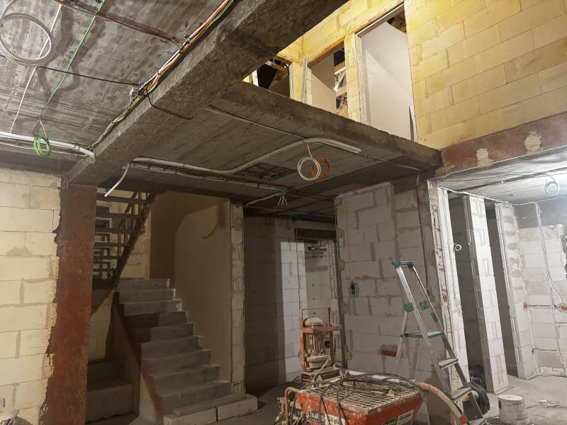 Trasy przewodów instalacji prowadzone pod stropem w budynku w stanie surowym